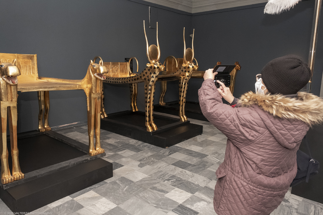 _DSF4456.jpg - 18/02/2022. Torino.Tutankhamon-viaggio verso l'eternitÃ  Ã¨ una mostra realizzata in occasione del centenario della scoperta della tomba, questo grazie alle circa cento riproduzioni dei reperti piÃ¹ importanti portati alla luce dall'archeologo Howard Carter nel 1922. Nella foto in visita alla mostra