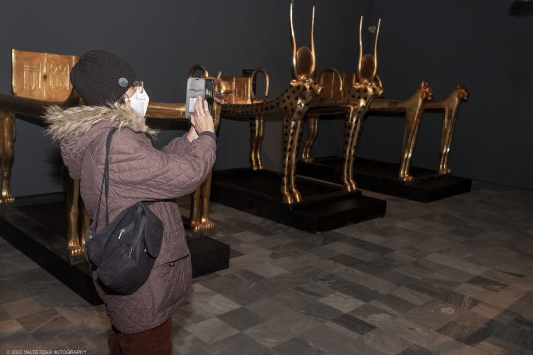 _DSF4463.jpg - 18/02/2022. Torino.Tutankhamon-viaggio verso l'eternitÃ  Ã¨ una mostra realizzata in occasione del centenario della scoperta della tomba, questo grazie alle circa cento riproduzioni dei reperti piÃ¹ importanti portati alla luce dall'archeologo Howard Carter nel 1922. Nella foto in visita alla mostra