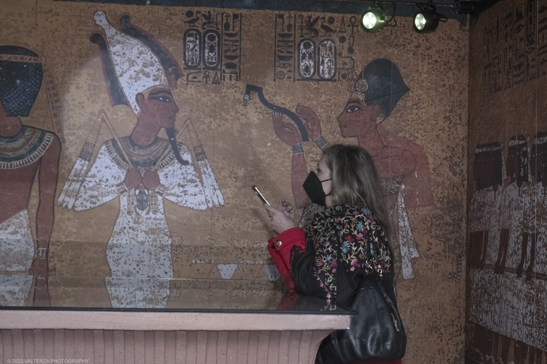 _DSF4476.jpg - 18/02/2022. Torino.Tutankhamon-viaggio verso l'eternitÃ  Ã¨ una mostra realizzata in occasione del centenario della scoperta della tomba, questo grazie alle circa cento riproduzioni dei reperti piÃ¹ importanti portati alla luce dall'archeologo Howard Carter nel 1922. Nella foto in visita alla mostra