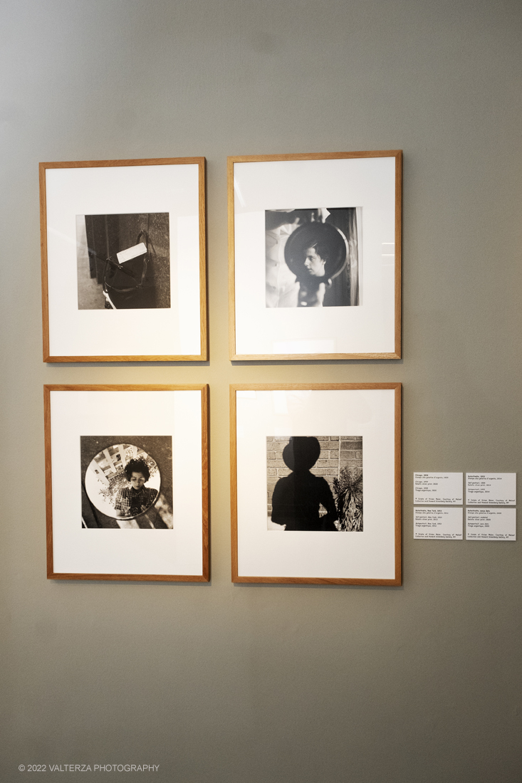 _DSF3229.jpg - 09/02/2022. Torino. Lâ€™esposizione si prefigge di raccontare aspetti sconosciuti o poco noti della misteriosa vicenda umana e artistica di Vivian Maier, approfondendo nuovi capitoli o proponendo lavori finora inediti, come la serie di scatti realizzati durante il suo viaggio in Italia, in particolare a Torino e Genova, nellâ€™estate del 1959. Nella foto immagini degli anni '50 della sezione dedicata agli autoritratti