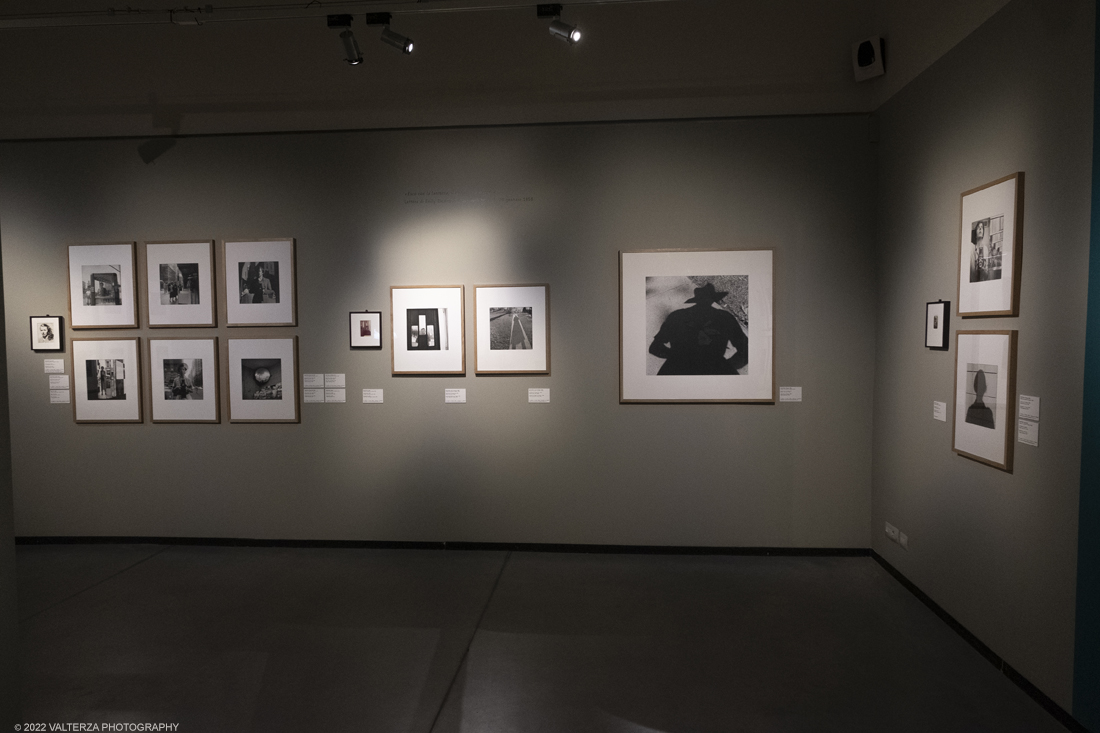 _DSF3232.jpg - 09/02/2022. Torino. Lâ€™esposizione si prefigge di raccontare aspetti sconosciuti o poco noti della misteriosa vicenda umana e artistica di Vivian Maier, approfondendo nuovi capitoli o proponendo lavori finora inediti, come la serie di scatti realizzati durante il suo viaggio in Italia, in particolare a Torino e Genova, nellâ€™estate del 1959. Nella foto immagini degli anni '50 della sezione dedicata agli autoritratti