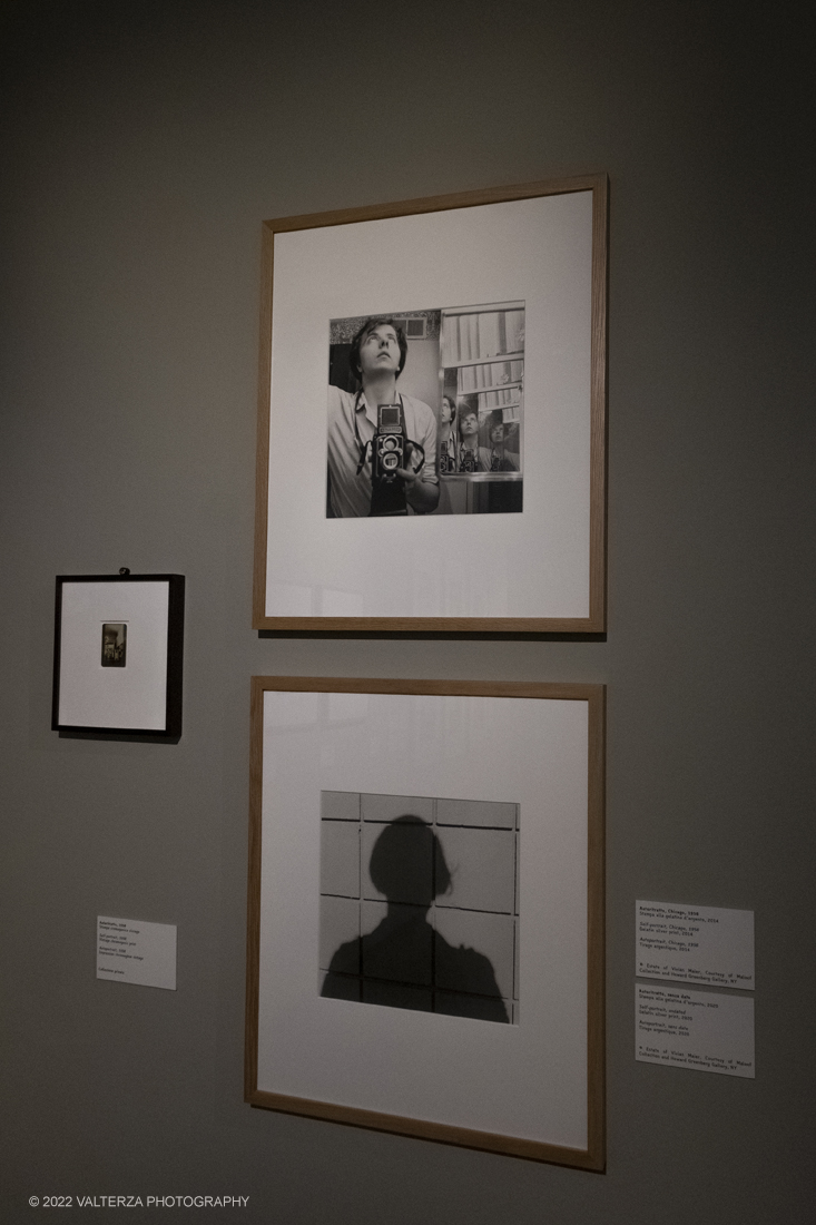 _DSF3235.jpg - 09/02/2022. Torino. Lâ€™esposizione si prefigge di raccontare aspetti sconosciuti o poco noti della misteriosa vicenda umana e artistica di Vivian Maier, approfondendo nuovi capitoli o proponendo lavori finora inediti, come la serie di scatti realizzati durante il suo viaggio in Italia, in particolare a Torino e Genova, nellâ€™estate del 1959. Nella foto immagini degli anni '50 della sezione dedicata agli autoritratti