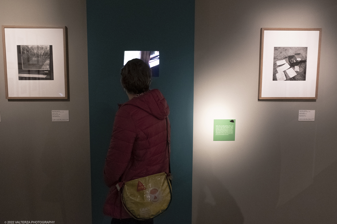 _DSF3336.jpg - 09/02/2022. Torino. Lâ€™esposizione si prefigge di raccontare aspetti sconosciuti o poco noti della misteriosa vicenda umana e artistica di Vivian Maier, approfondendo nuovi capitoli o proponendo lavori finora inediti, come la serie di scatti realizzati durante il suo viaggio in Italia, in particolare a Torino e Genova, nellâ€™estate del 1959. Nella foto immagini della sezione intitolata Segni