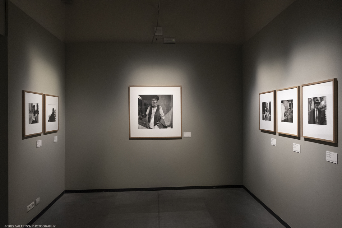 _DSF3406.jpg - 09/02/2022. Torino. Lâ€™esposizione si prefigge di raccontare aspetti sconosciuti o poco noti della misteriosa vicenda umana e artistica di Vivian Maier, approfondendo nuovi capitoli o proponendo lavori finora inediti, come la serie di scatti realizzati durante il suo viaggio in Italia, in particolare a Torino e Genova, nellâ€™estate del 1959. Nella foto immagini della sezione dedicata ai ritratti