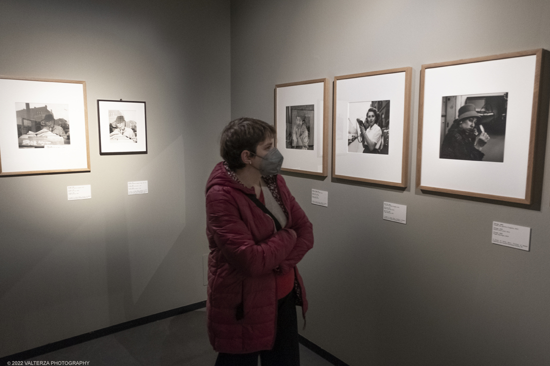 _DSF3418.jpg - 09/02/2022. Torino. Lâ€™esposizione si prefigge di raccontare aspetti sconosciuti o poco noti della misteriosa vicenda umana e artistica di Vivian Maier, approfondendo nuovi capitoli o proponendo lavori finora inediti, come la serie di scatti realizzati durante il suo viaggio in Italia, in particolare a Torino e Genova, nellâ€™estate del 1959. Nella foto immagini della sezione dedicata ai ritratti