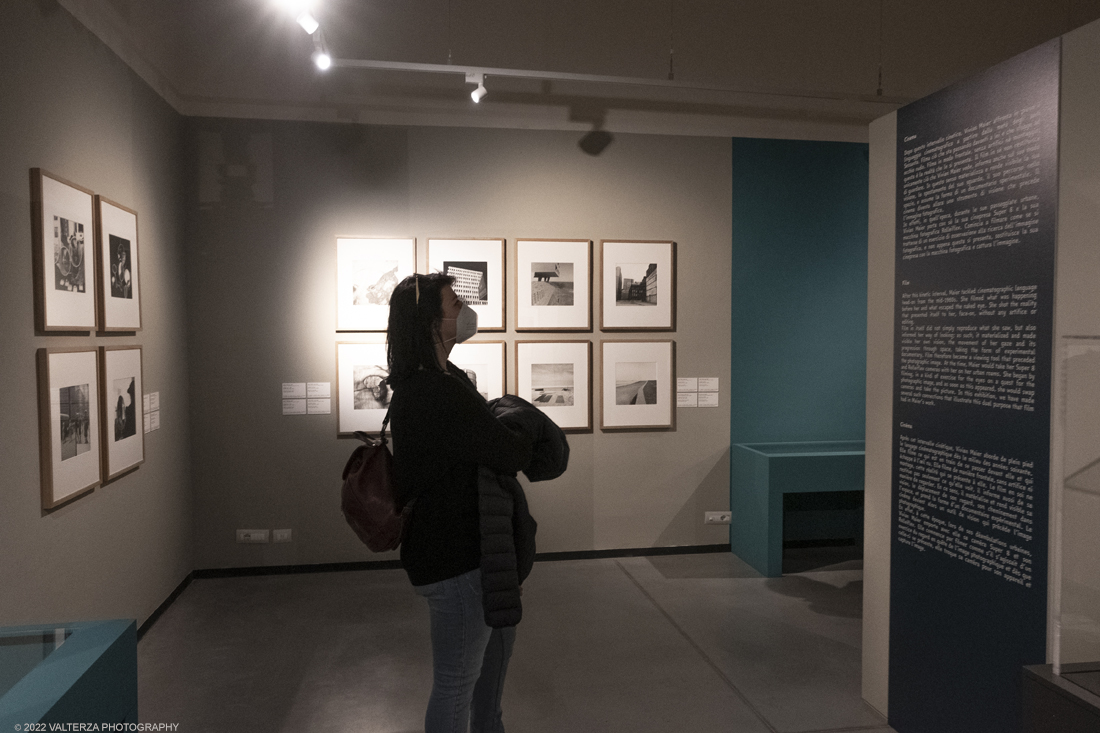 _DSF3436.jpg - 09/02/2022. Torino. Lâ€™esposizione si prefigge di raccontare aspetti sconosciuti o poco noti della misteriosa vicenda umana e artistica di Vivian Maier, approfondendo nuovi capitoli o proponendo lavori finora inediti, come la serie di scatti realizzati durante il suo viaggio in Italia, in particolare a Torino e Genova, nellâ€™estate del 1959. Nella foto la sezione dedicata ai giochi cinetici e false sembianze che portarono poi la Maier a fare del cinema