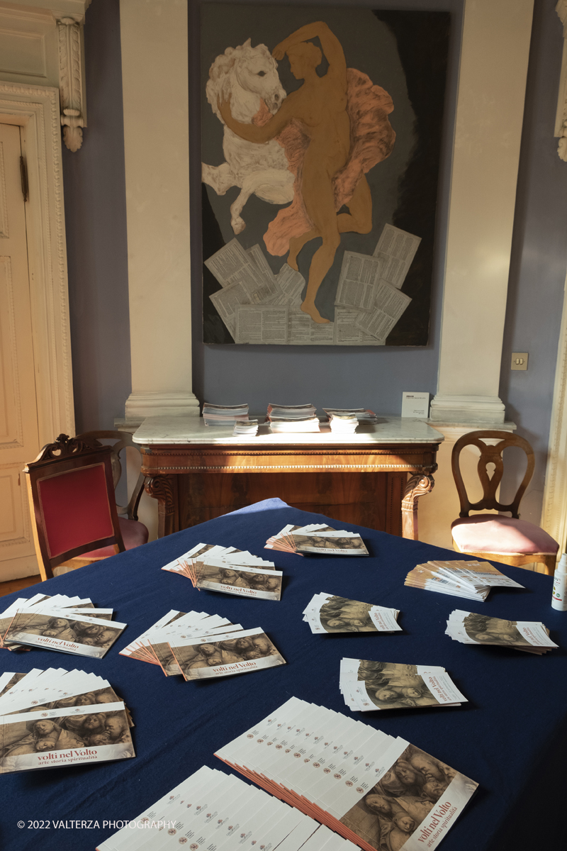 _DSF0120.jpg - 06/07/2022. Torino.  â€œvolti nel Voltoâ€� non Ã¨ solo una mostra,  si pone infatti lâ€™obiettivo di accogliere il pubblico nella dimensione di un laboratorio artistico, Ã¨ stato per questo possibile coinvolgere le migliori allieve e i migliori allievi dellâ€™Accademia nella realizzazione di dipinti on stage durante le visite alla mostra. Nella foto le brochure della mostra per i visitatori
