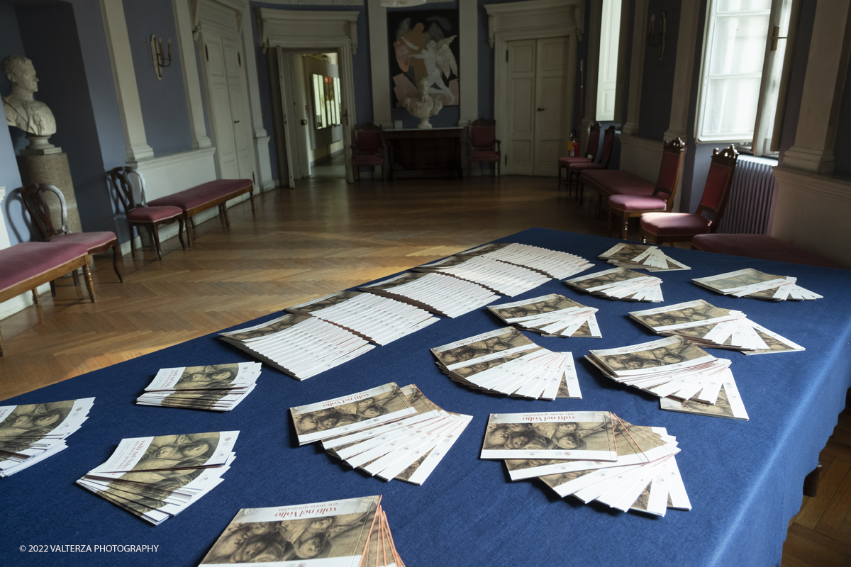 _DSF0127.jpg - 06/07/2022. Torino.  â€œvolti nel Voltoâ€� non Ã¨ solo una mostra,  si pone infatti lâ€™obiettivo di accogliere il pubblico nella dimensione di un laboratorio artistico, Ã¨ stato per questo possibile coinvolgere le migliori allieve e i migliori allievi dellâ€™Accademia nella realizzazione di dipinti on stage durante le visite alla mostra. Nella foto le brochure della mostra per i visitatori
