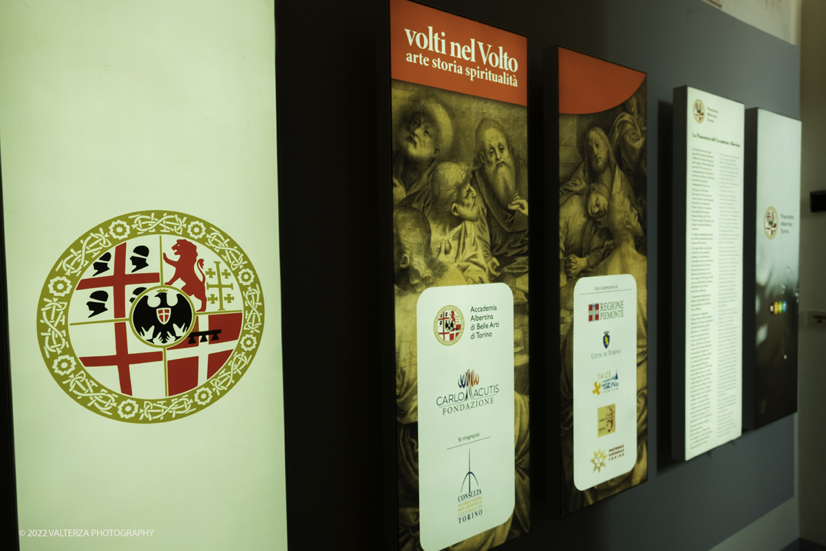 _DSF0134.jpg - 06/07/2022. Torino.  â€œvolti nel Voltoâ€� non Ã¨ solo una mostra,  si pone infatti lâ€™obiettivo di accogliere il pubblico nella dimensione di un laboratorio artistico, Ã¨ stato per questo possibile coinvolgere le migliori allieve e i migliori allievi dellâ€™Accademia nella realizzazione di dipinti on stage durante le visite alla mostra. Nella foto l'area di ingresso alla mostra