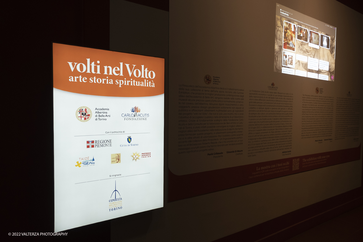 _DSF0136.jpg - 06/07/2022. Torino.  â€œvolti nel Voltoâ€� non Ã¨ solo una mostra,  si pone infatti lâ€™obiettivo di accogliere il pubblico nella dimensione di un laboratorio artistico, Ã¨ stato per questo possibile coinvolgere le migliori allieve e i migliori allievi dellâ€™Accademia nella realizzazione di dipinti on stage durante le visite alla mostra. Nella foto l'area di ingresso alla mostra