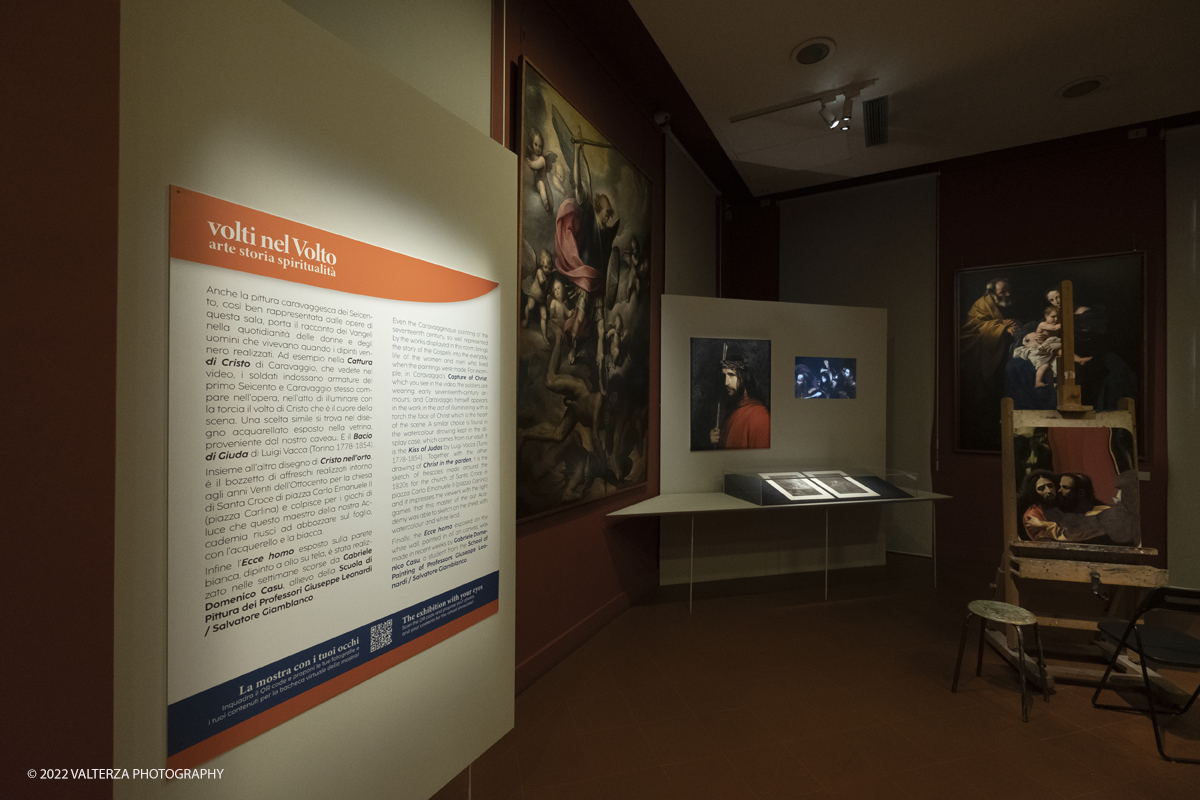 _DSF0186.jpg - 06/07/2022. Torino.  â€œvolti nel Voltoâ€� non Ã¨ solo una mostra,  si pone infatti lâ€™obiettivo di accogliere il pubblico nella dimensione di un laboratorio artistico, Ã¨ stato per questo possibile coinvolgere le migliori allieve e i migliori allievi dellâ€™Accademia nella realizzazione di dipinti on stage durante le visite alla mostra. Nella foto   parte dell'allestimento della mostra