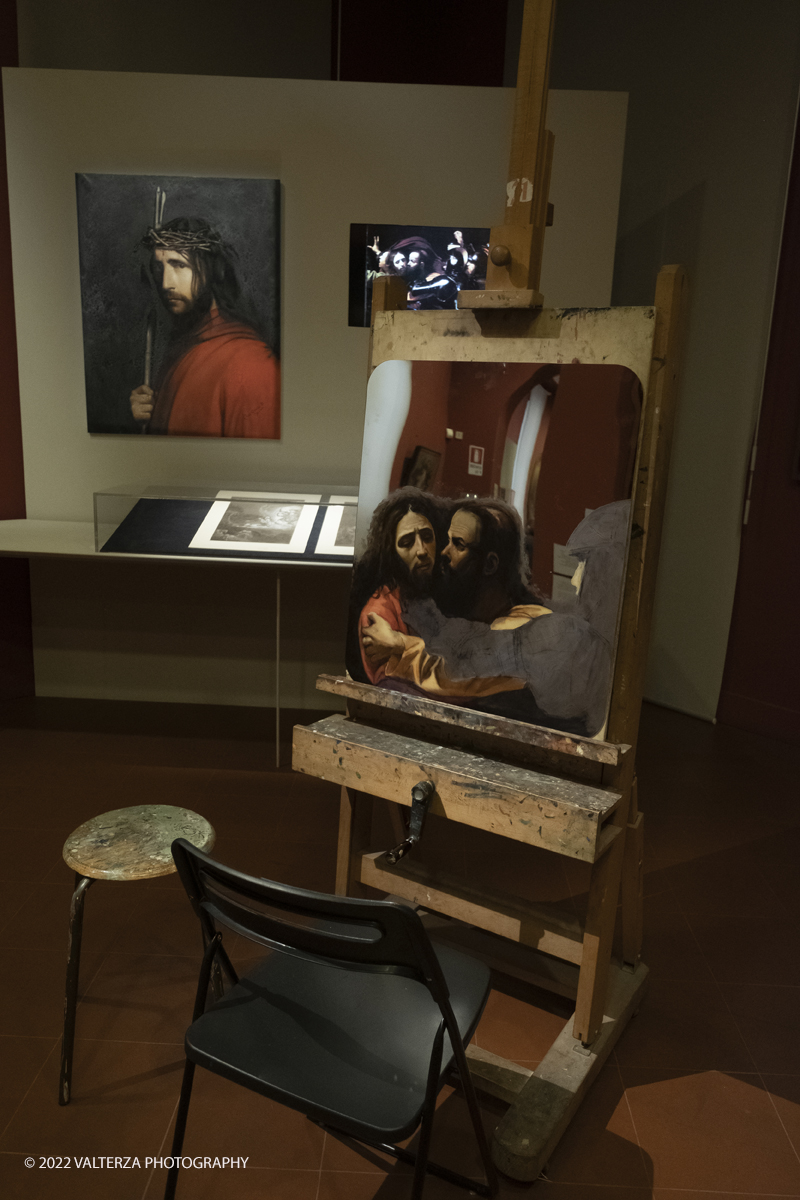_DSF0197.jpg - 06/07/2022. Torino.  â€œvolti nel Voltoâ€� non Ã¨ solo una mostra,  si pone infatti lâ€™obiettivo di accogliere il pubblico nella dimensione di un laboratorio artistico, Ã¨ stato per questo possibile coinvolgere le migliori allieve e i migliori allievi dellâ€™Accademia nella realizzazione di dipinti on stage durante le visite alla mostra. Nella foto postazione di lavoro in progress per un allievo dell'accademia