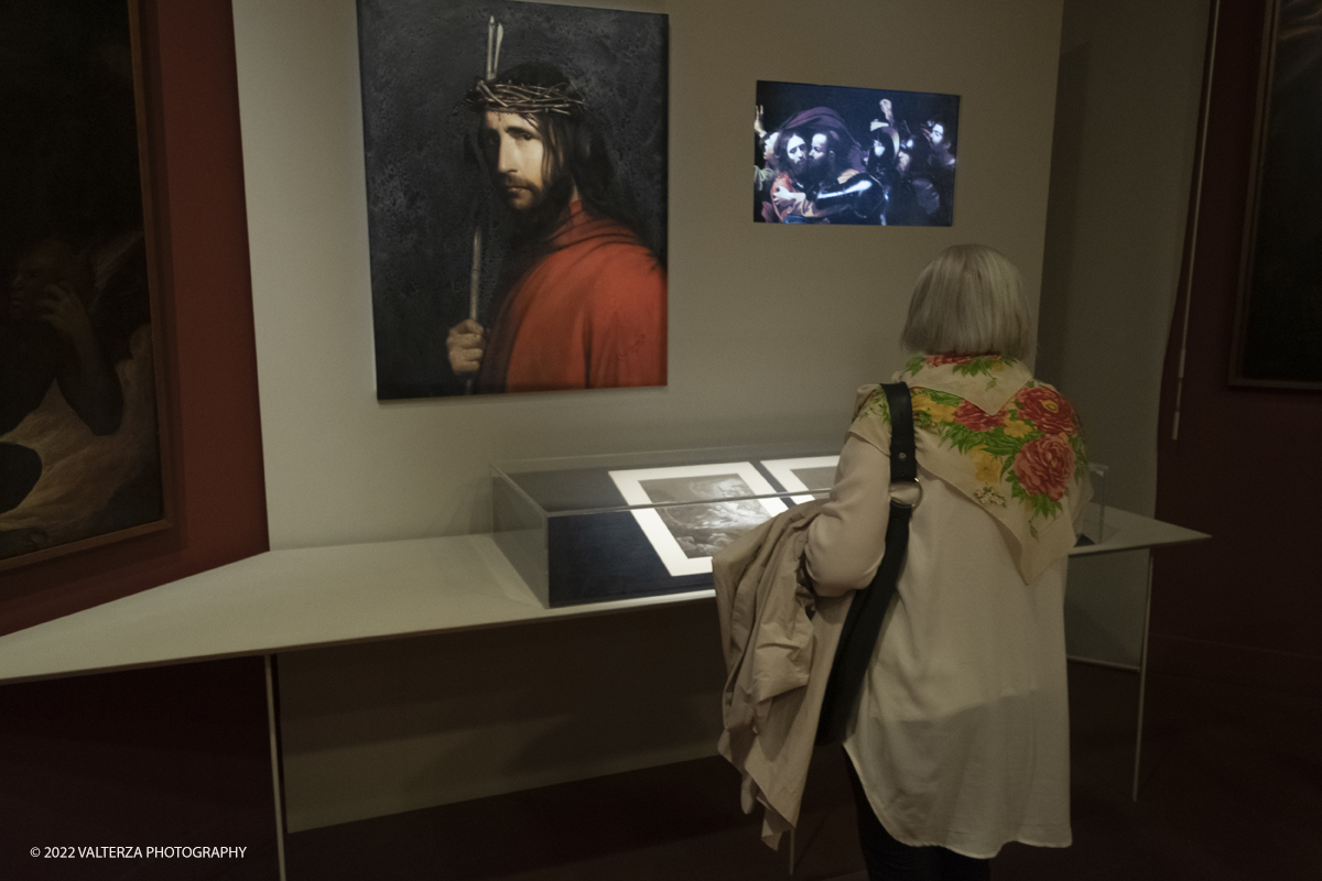_DSF0202.jpg - 06/07/2022. Torino.  â€œvolti nel Voltoâ€� non Ã¨ solo una mostra,  si pone infatti lâ€™obiettivo di accogliere il pubblico nella dimensione di un laboratorio artistico, Ã¨ stato per questo possibile coinvolgere le migliori allieve e i migliori allievi dellâ€™Accademia nella realizzazione di dipinti on stage durante le visite alla mostra. Nella foto in visita alla mostra