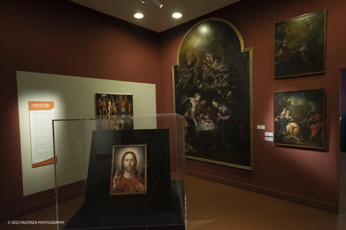 _DSF0210.jpg - 06/07/2022. Torino.  â€œvolti nel Voltoâ€� non Ã¨ solo una mostra,  si pone infatti lâ€™obiettivo di accogliere il pubblico nella dimensione di un laboratorio artistico, Ã¨ stato per questo possibile coinvolgere le migliori allieve e i migliori allievi dellâ€™Accademia nella realizzazione di dipinti on stage durante le visite alla mostra. Nella foto   parte dell'allestimento della mostra