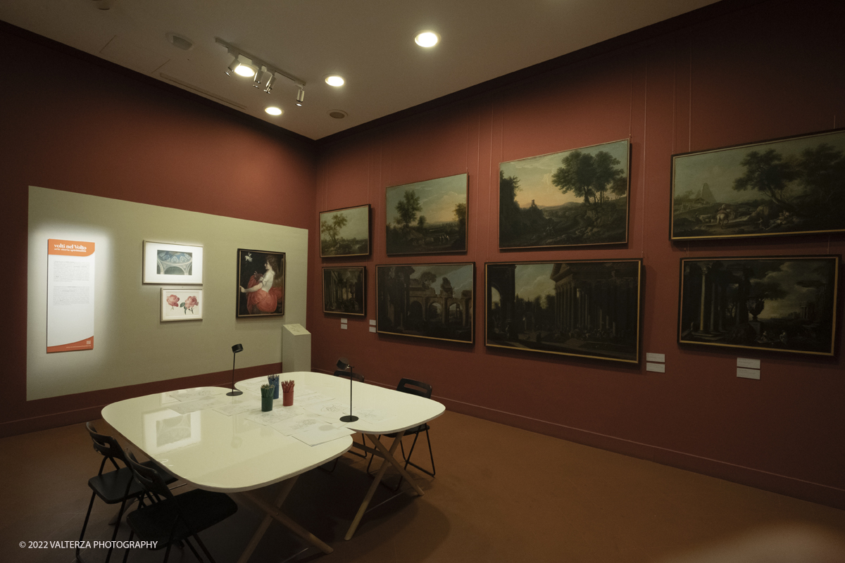_DSF0225.jpg - 06/07/2022. Torino.  â€œvolti nel Voltoâ€� non Ã¨ solo una mostra,  si pone infatti lâ€™obiettivo di accogliere il pubblico nella dimensione di un laboratorio artistico, Ã¨ stato per questo possibile coinvolgere le migliori allieve e i migliori allievi dellâ€™Accademia nella realizzazione di dipinti on stage durante le visite alla mostra. Nella foto   parte dell'allestimento della mostra