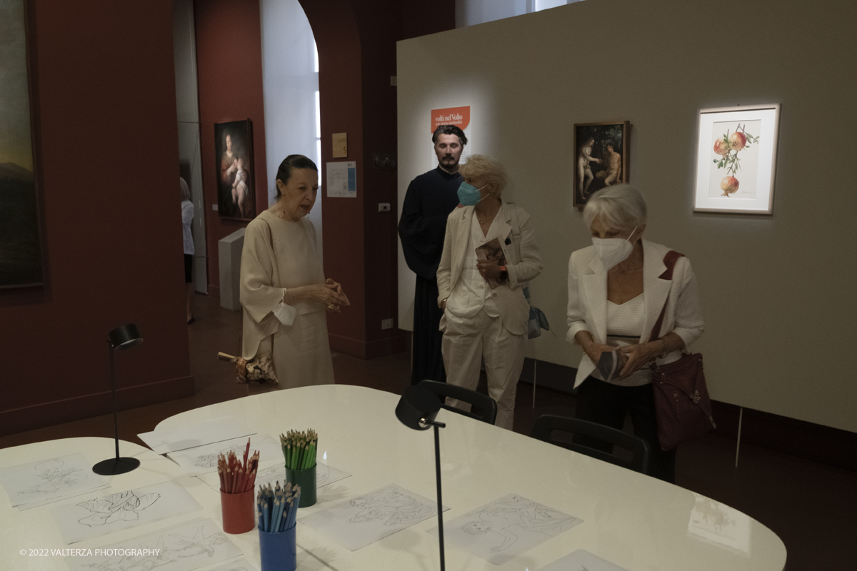 _DSF0231.jpg - 06/07/2022. Torino.  â€œvolti nel Voltoâ€� non Ã¨ solo una mostra,  si pone infatti lâ€™obiettivo di accogliere il pubblico nella dimensione di un laboratorio artistico, Ã¨ stato per questo possibile coinvolgere le migliori allieve e i migliori allievi dellâ€™Accademia nella realizzazione di dipinti on stage durante le visite alla mostra. Nella foto invisita alla mostra con la Presidente dell'Accademia Albertina di Belle ArtiPaola Gribaudo