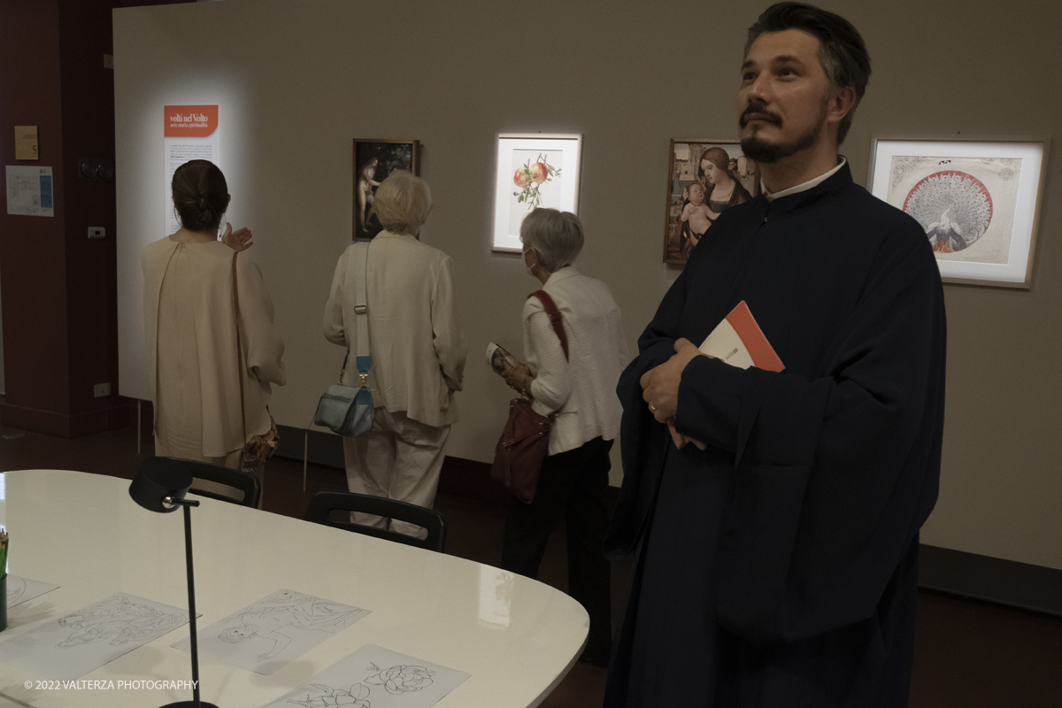 _DSF0235.jpg - 06/07/2022. Torino.  â€œvolti nel Voltoâ€� non Ã¨ solo una mostra,  si pone infatti lâ€™obiettivo di accogliere il pubblico nella dimensione di un laboratorio artistico, Ã¨ stato per questo possibile coinvolgere le migliori allieve e i migliori allievi dellâ€™Accademia nella realizzazione di dipinti on stage durante le visite alla mostra. Nella foto invisita alla mostra con la Presidente dell'Accademia Albertina di Belle ArtiPaola Gribaudo