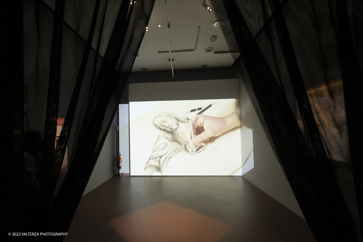 _DSF0242.jpg - 06/07/2022. Torino.  â€œvolti nel Voltoâ€� non Ã¨ solo una mostra,  si pone infatti lâ€™obiettivo di accogliere il pubblico nella dimensione di un laboratorio artistico, Ã¨ stato per questo possibile coinvolgere le migliori allieve e i migliori allievi dellâ€™Accademia nella realizzazione di dipinti on stage durante le visite alla mostra. Nella foto installazione audiovisiva
