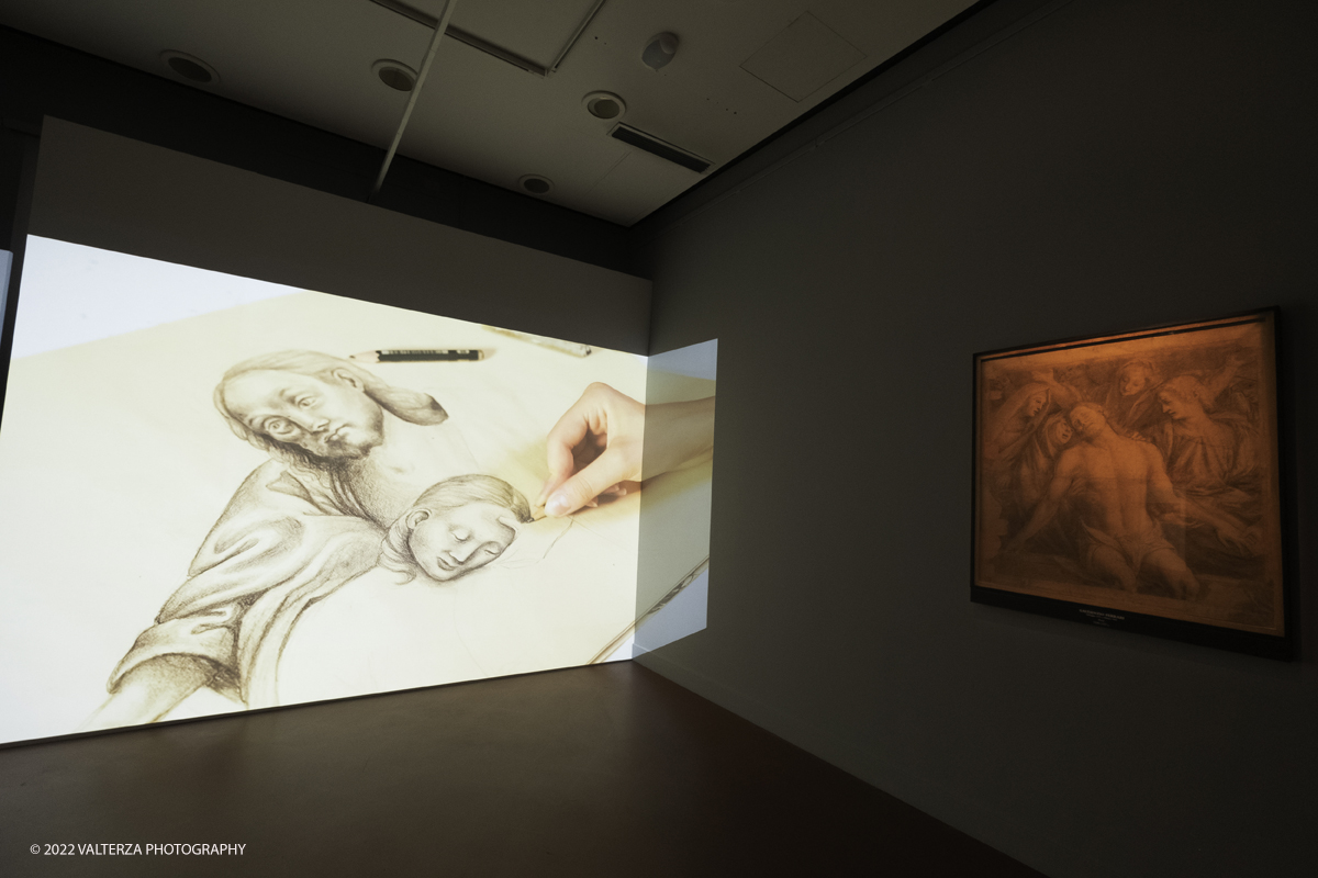 _DSF0245.jpg - 06/07/2022. Torino.  â€œvolti nel Voltoâ€� non Ã¨ solo una mostra,  si pone infatti lâ€™obiettivo di accogliere il pubblico nella dimensione di un laboratorio artistico, Ã¨ stato per questo possibile coinvolgere le migliori allieve e i migliori allievi dellâ€™Accademia nella realizzazione di dipinti on stage durante le visite alla mostra. Nella foto installazione audiovisiva