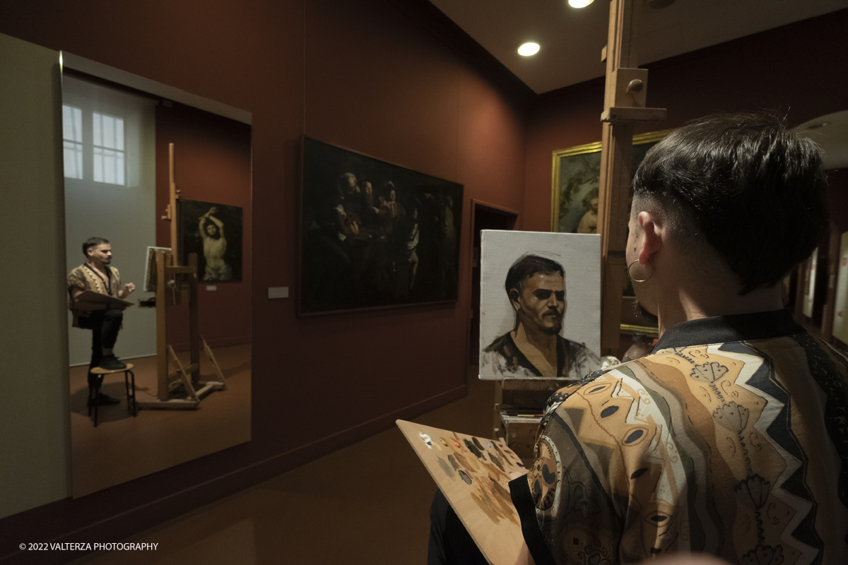 _DSF0256.jpg - 06/07/2022. Torino.  â€œvolti nel Voltoâ€� non Ã¨ solo una mostra,  si pone infatti lâ€™obiettivo di accogliere il pubblico nella dimensione di un laboratorio artistico, Ã¨ stato per questo possibile coinvolgere le migliori allieve e i migliori allievi dellâ€™Accademia nella realizzazione di dipinti on stage durante le visite alla mostra. Nella foto uno degli allievi dell'accademia al lavoro su un proprio autoritratto durante le visite alla mostra