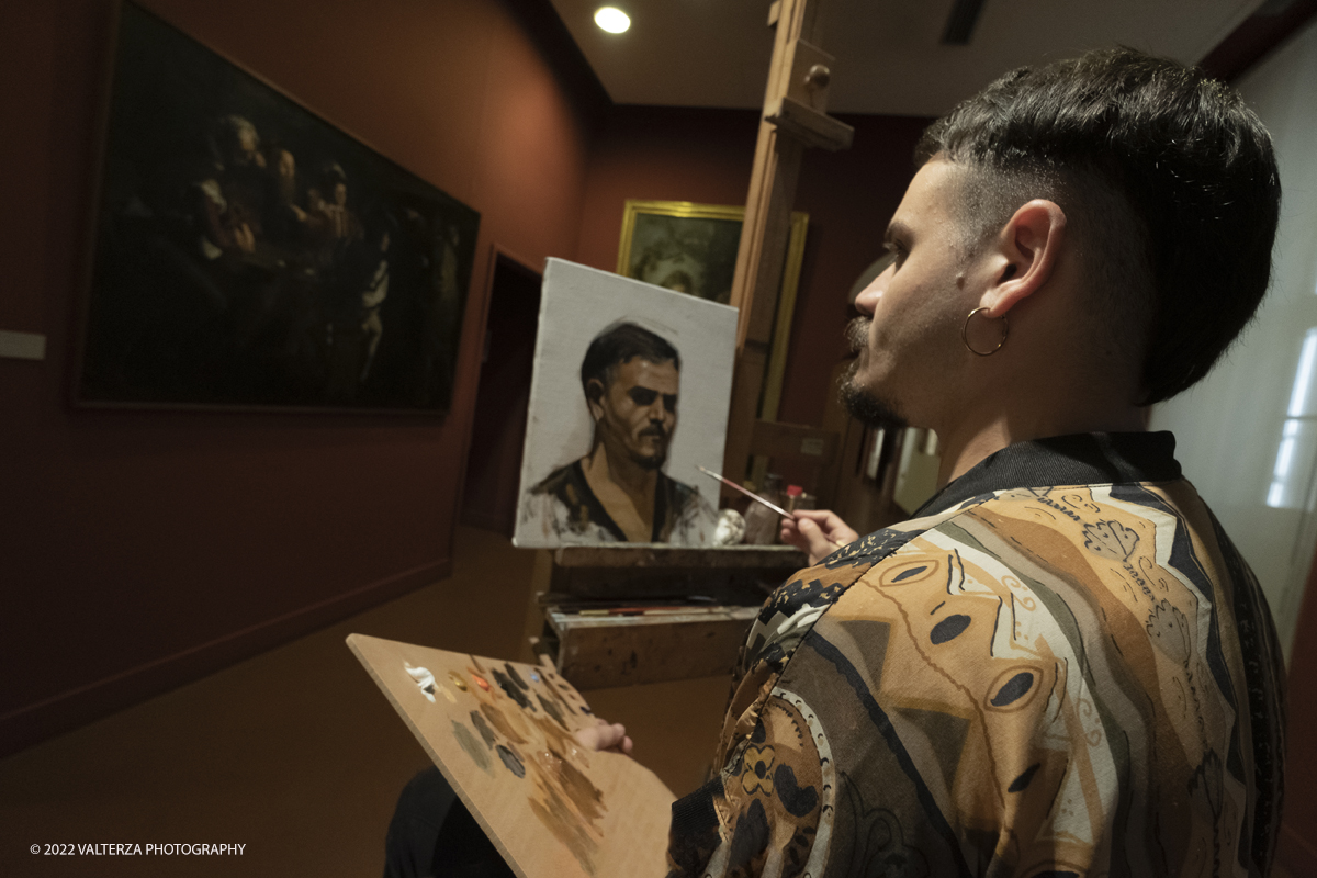 _DSF0260.jpg - 06/07/2022. Torino.  â€œvolti nel Voltoâ€� non Ã¨ solo una mostra,  si pone infatti lâ€™obiettivo di accogliere il pubblico nella dimensione di un laboratorio artistico, Ã¨ stato per questo possibile coinvolgere le migliori allieve e i migliori allievi dellâ€™Accademia nella realizzazione di dipinti on stage durante le visite alla mostra. Nella foto uno degli allievi dell'accademia al lavoro su un proprio autoritratto durante le visite alla mostra
