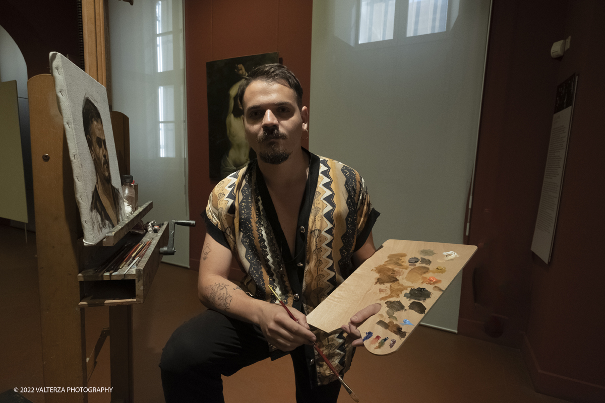 _DSF0265.jpg - 06/07/2022. Torino.  â€œvolti nel Voltoâ€� non Ã¨ solo una mostra,  si pone infatti lâ€™obiettivo di accogliere il pubblico nella dimensione di un laboratorio artistico, Ã¨ stato per questo possibile coinvolgere le migliori allieve e i migliori allievi dellâ€™Accademia nella realizzazione di dipinti on stage durante le visite alla mostra. Nella foto uno degli allievi dell'accademia al lavoro su un proprio autoritratto durante le visite alla mostra