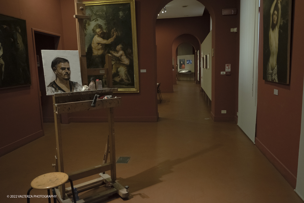 _DSF0275.jpg - 06/07/2022. Torino.  â€œvolti nel Voltoâ€� non Ã¨ solo una mostra,  si pone infatti lâ€™obiettivo di accogliere il pubblico nella dimensione di un laboratorio artistico, Ã¨ stato per questo possibile coinvolgere le migliori allieve e i migliori allievi dellâ€™Accademia nella realizzazione di dipinti on stage durante le visite alla mostra. Nella foto   parte dell'allestimento della mostra