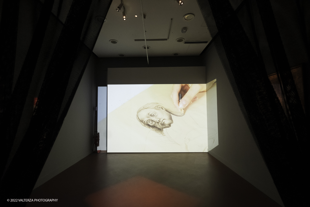 _DSF0301.jpg - 06/07/2022. Torino.  â€œvolti nel Voltoâ€� non Ã¨ solo una mostra,  si pone infatti lâ€™obiettivo di accogliere il pubblico nella dimensione di un laboratorio artistico, Ã¨ stato per questo possibile coinvolgere le migliori allieve e i migliori allievi dellâ€™Accademia nella realizzazione di dipinti on stage durante le visite alla mostra. Nella foto allestimento audiovisivo