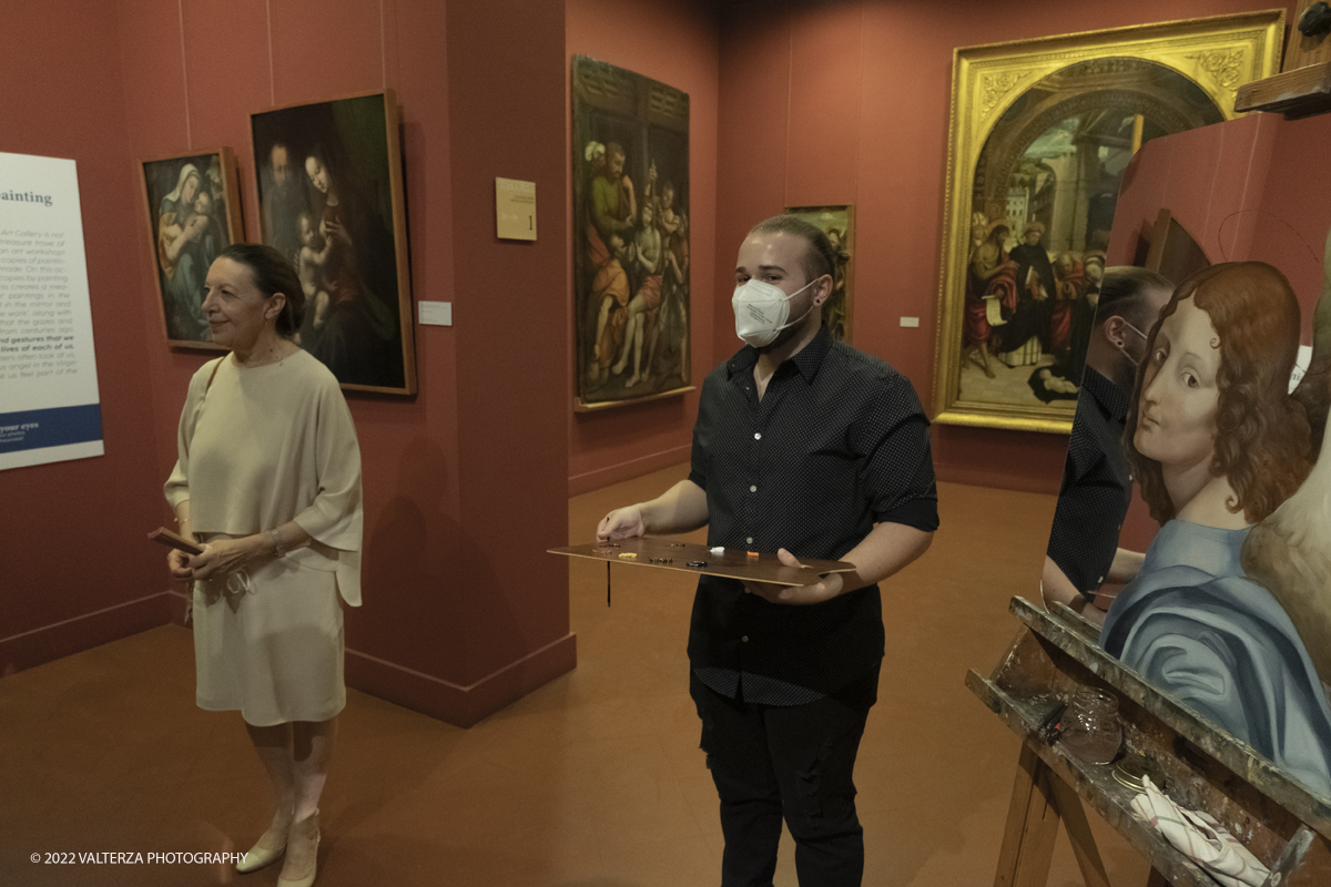 _DSF0408.jpg - 06/07/2022. Torino.  â€œvolti nel Voltoâ€� non Ã¨ solo una mostra,  si pone infatti lâ€™obiettivo di accogliere il pubblico nella dimensione di un laboratorio artistico, Ã¨ stato per questo possibile coinvolgere le migliori allieve e i migliori allievi dellâ€™Accademia nella realizzazione di dipinti on stage durante le visite alla mostra. Nella foto la residente dell'Accademia Albertina di Belle Arti Paola Gribaudo con uno degli allievi al lavoro durante le visite alla mostra