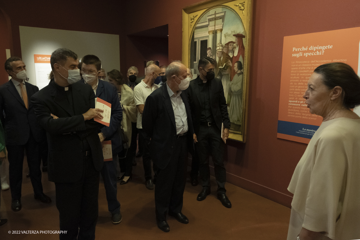 _DSF0410.jpg - 06/07/2022. Torino.  â€œvolti nel Voltoâ€� non Ã¨ solo una mostra,  si pone infatti lâ€™obiettivo di accogliere il pubblico nella dimensione di un laboratorio artistico, Ã¨ stato per questo possibile coinvolgere le migliori allieve e i migliori allievi dellâ€™Accademia nella realizzazione di dipinti on stage durante le visite alla mostra. Nella foto visita guidata alla mostra con la Presidente dell'Accademia Albertina di Belle ArtiPaola Gribaudo