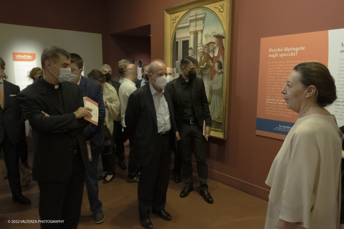_DSF0411.jpg - 06/07/2022. Torino.  â€œvolti nel Voltoâ€� non Ã¨ solo una mostra,  si pone infatti lâ€™obiettivo di accogliere il pubblico nella dimensione di un laboratorio artistico, Ã¨ stato per questo possibile coinvolgere le migliori allieve e i migliori allievi dellâ€™Accademia nella realizzazione di dipinti on stage durante le visite alla mostra. Nella foto visita guidata alla mostra con la Presidente dell'Accademia Albertina di Belle ArtiPaola Gribaudo