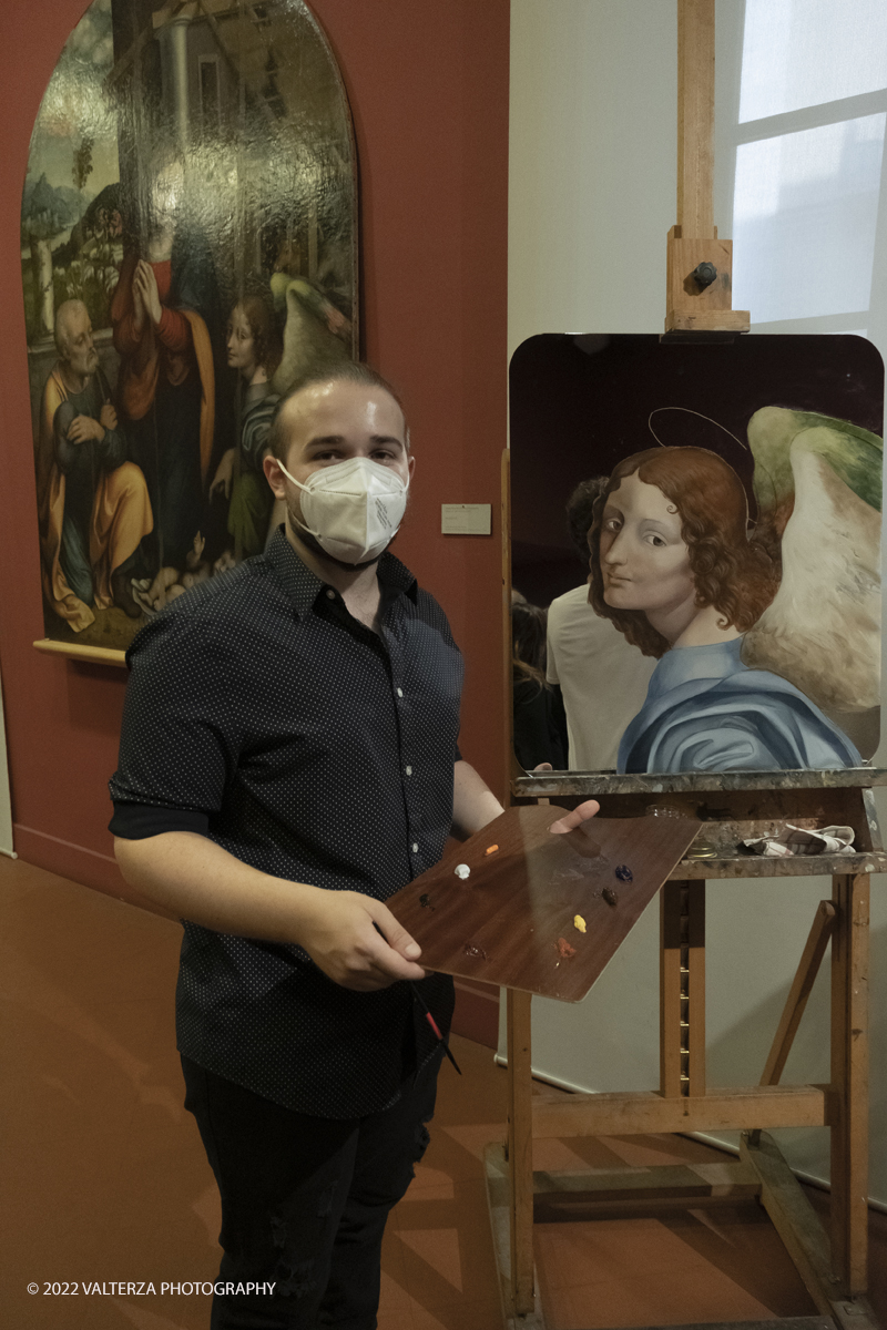 _DSF0426.jpg - 06/07/2022. Torino.  â€œvolti nel Voltoâ€� non Ã¨ solo una mostra,  si pone infatti lâ€™obiettivo di accogliere il pubblico nella dimensione di un laboratorio artistico, Ã¨ stato per questo possibile coinvolgere le migliori allieve e i migliori allievi dellâ€™Accademia nella realizzazione di dipinti on stage durante le visite alla mostra. Nella foto uno degli allievi al lavoro durante le visite alla mostra