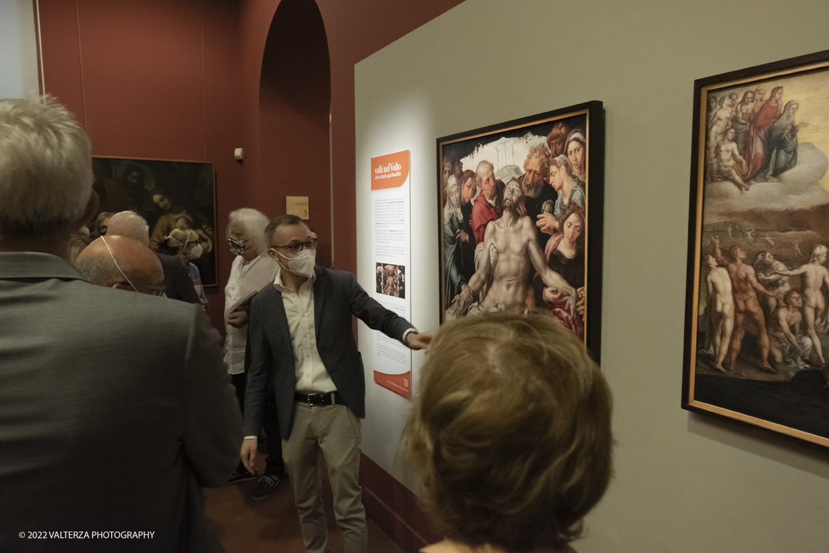 _DSF0430.jpg - 06/07/2022. Torino.  â€œvolti nel Voltoâ€� non Ã¨ solo una mostra,  si pone infatti lâ€™obiettivo di accogliere il pubblico nella dimensione di un laboratorio artistico, Ã¨ stato per questo possibile coinvolgere le migliori allieve e i migliori allievi dellâ€™Accademia nella realizzazione di dipinti on stage durante le visite alla mostra. Nella foto visita guidata alla mostra