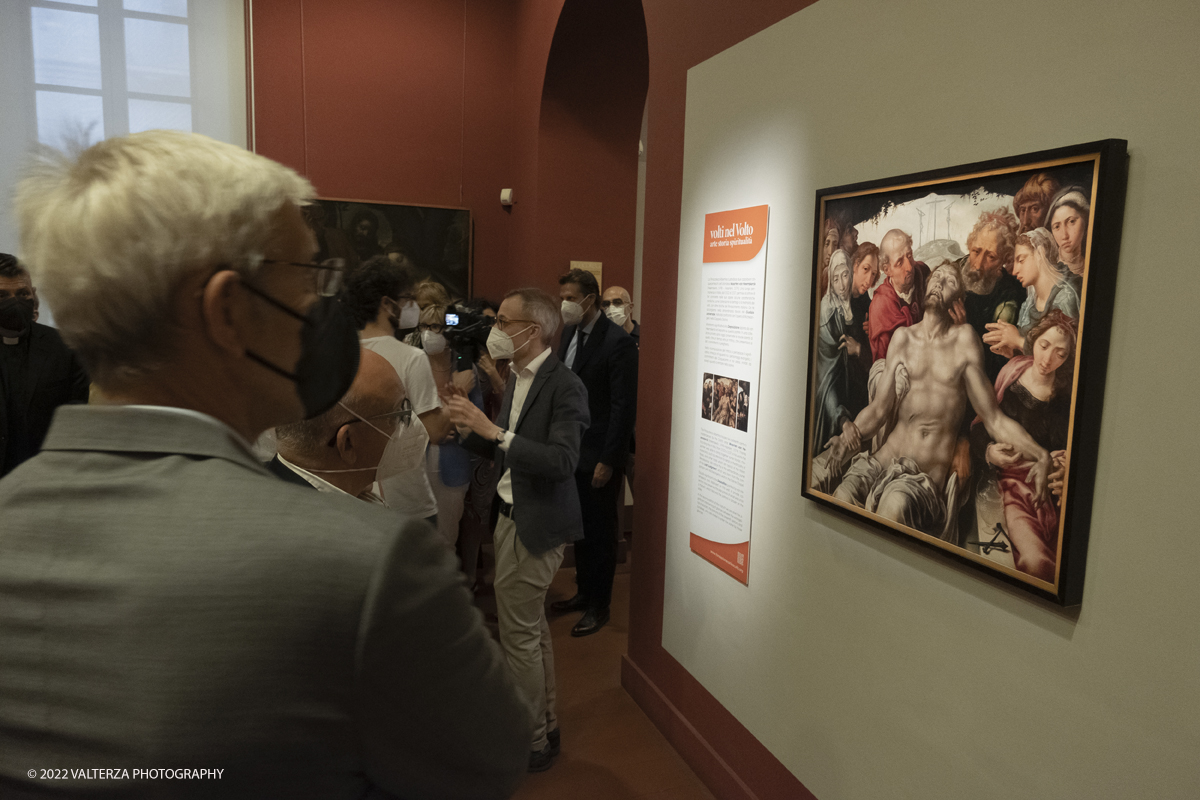 _DSF0437.jpg - 06/07/2022. Torino.  â€œvolti nel Voltoâ€� non Ã¨ solo una mostra,  si pone infatti lâ€™obiettivo di accogliere il pubblico nella dimensione di un laboratorio artistico, Ã¨ stato per questo possibile coinvolgere le migliori allieve e i migliori allievi dellâ€™Accademia nella realizzazione di dipinti on stage durante le visite alla mostra. Nella foto visita guidata alla mostra