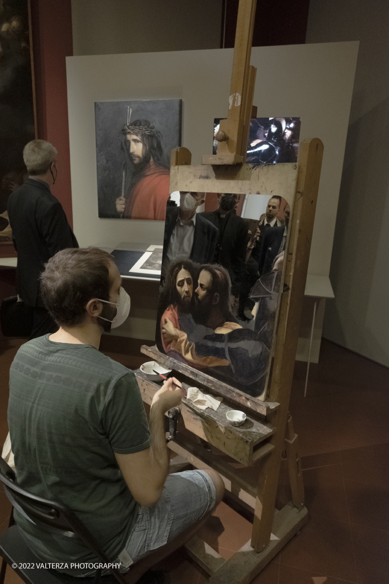 _DSF0442.jpg - 06/07/2022. Torino.  â€œvolti nel Voltoâ€� non Ã¨ solo una mostra,  si pone infatti lâ€™obiettivo di accogliere il pubblico nella dimensione di un laboratorio artistico, Ã¨ stato per questo possibile coinvolgere le migliori allieve e i migliori allievi dellâ€™Accademia nella realizzazione di dipinti on stage durante le visite alla mostra. Nella foto uno degli allievi al lavoro durante le visite alla mostra
