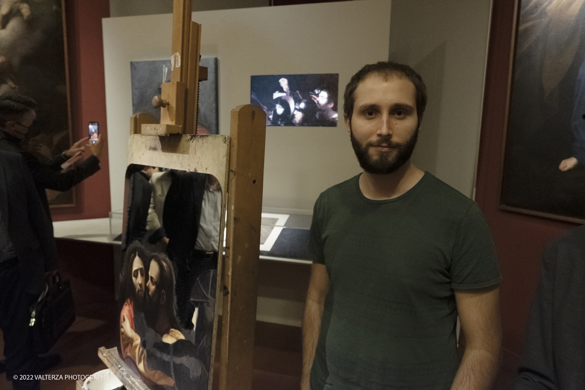 _DSF0459.jpg - 06/07/2022. Torino.  â€œvolti nel Voltoâ€� non Ã¨ solo una mostra,  si pone infatti lâ€™obiettivo di accogliere il pubblico nella dimensione di un laboratorio artistico, Ã¨ stato per questo possibile coinvolgere le migliori allieve e i migliori allievi dellâ€™Accademia nella realizzazione di dipinti on stage durante le visite alla mostra. Nella foto uno degli allievi al lavoro durante le visite alla mostra