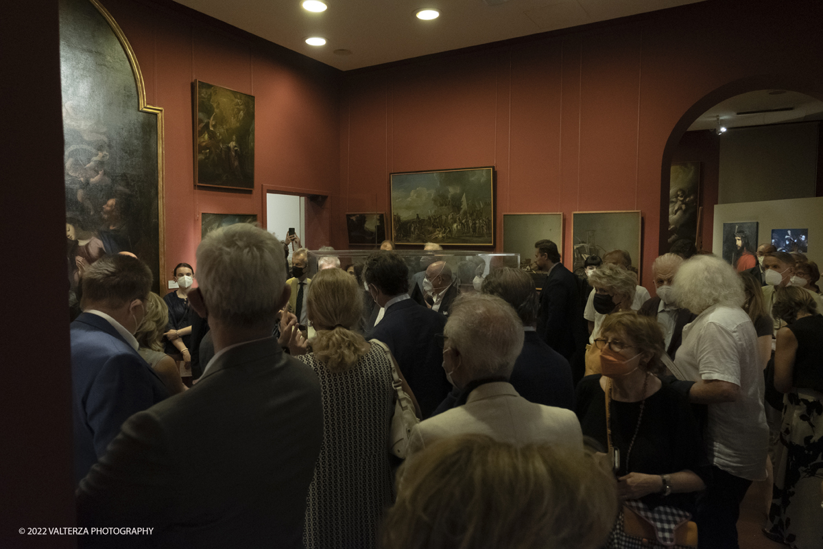 _DSF0492.jpg - 06/07/2022. Torino.  â€œvolti nel Voltoâ€� non Ã¨ solo una mostra,  si pone infatti lâ€™obiettivo di accogliere il pubblico nella dimensione di un laboratorio artistico, Ã¨ stato per questo possibile coinvolgere le migliori allieve e i migliori allievi dellâ€™Accademia nella realizzazione di dipinti on stage durante le visite alla mostra. Nella foto in visita alla mostra