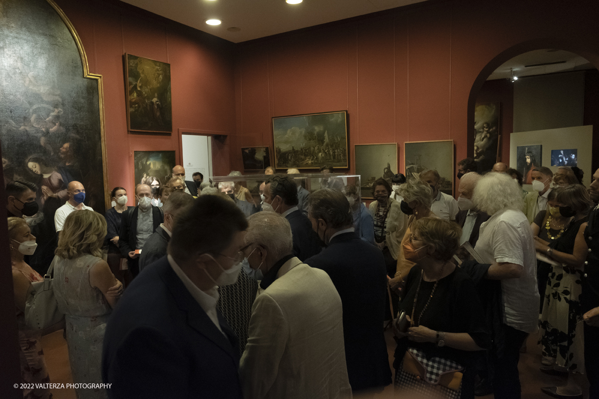 _DSF0495.jpg - 06/07/2022. Torino.  â€œvolti nel Voltoâ€� non Ã¨ solo una mostra,  si pone infatti lâ€™obiettivo di accogliere il pubblico nella dimensione di un laboratorio artistico, Ã¨ stato per questo possibile coinvolgere le migliori allieve e i migliori allievi dellâ€™Accademia nella realizzazione di dipinti on stage durante le visite alla mostra. Nella foto in visita alla mostra