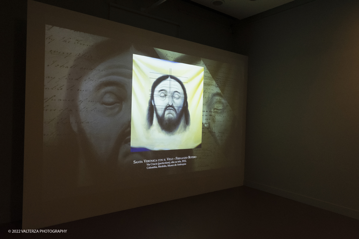 _DSF0513.jpg - 06/07/2022. Torino.  â€œvolti nel Voltoâ€� non Ã¨ solo una mostra,  si pone infatti lâ€™obiettivo di accogliere il pubblico nella dimensione di un laboratorio artistico, Ã¨ stato per questo possibile coinvolgere le migliori allieve e i migliori allievi dellâ€™Accademia nella realizzazione di dipinti on stage durante le visite alla mostra. Nella foto allestimento audiovisivo dedicato al Volto di GesÃ¹ di Nazareth attorno al quale ruota tutta la mostra