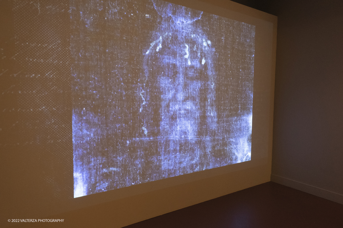 _DSF0521.jpg - 06/07/2022. Torino.  â€œvolti nel Voltoâ€� non Ã¨ solo una mostra,  si pone infatti lâ€™obiettivo di accogliere il pubblico nella dimensione di un laboratorio artistico, Ã¨ stato per questo possibile coinvolgere le migliori allieve e i migliori allievi dellâ€™Accademia nella realizzazione di dipinti on stage durante le visite alla mostra. Nella foto allestimento audiovisivo dedicato al Volto di GesÃ¹ di Nazareth attorno al quale ruota tutta la mostra
