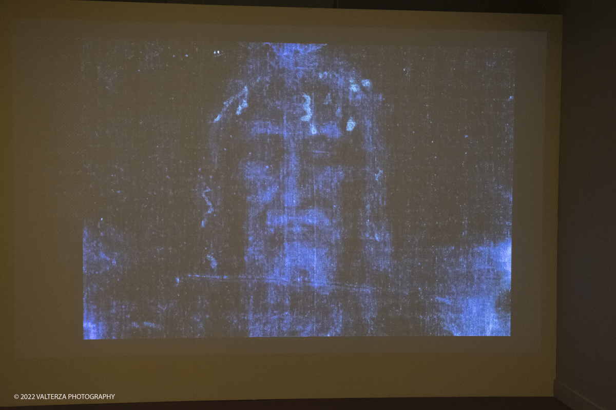 _DSF0525.jpg - 06/07/2022. Torino.  â€œvolti nel Voltoâ€� non Ã¨ solo una mostra,  si pone infatti lâ€™obiettivo di accogliere il pubblico nella dimensione di un laboratorio artistico, Ã¨ stato per questo possibile coinvolgere le migliori allieve e i migliori allievi dellâ€™Accademia nella realizzazione di dipinti on stage durante le visite alla mostra. Nella foto allestimento audiovisivo dedicato al Volto di GesÃ¹ di Nazareth attorno al quale ruota tutta la mostra