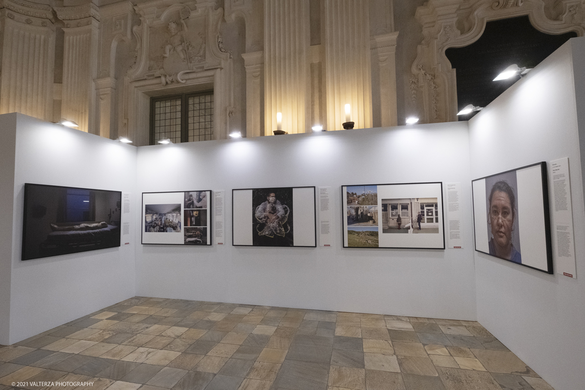 _DSF4632.jpg - 7/05/2021. Torino. Palazzo Madama ospita l'anteprima nazionale della mostra World Press Photo 2021. Nella foto la parete della mostra con esposta al centro l'immagine la tenda dell'abbraccio, del danese Mads Nissen che si Ã¨ aggiudicato il World Press Photo of the Year 2021