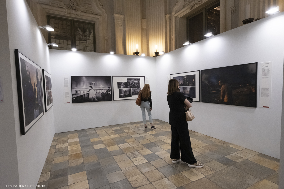 _DSF4656.jpg - 7/05/2021. Torino. Palazzo Madama ospita l'anteprima nazionale della mostra World Press Photo 2021. Nella foto  in visita alla mostra