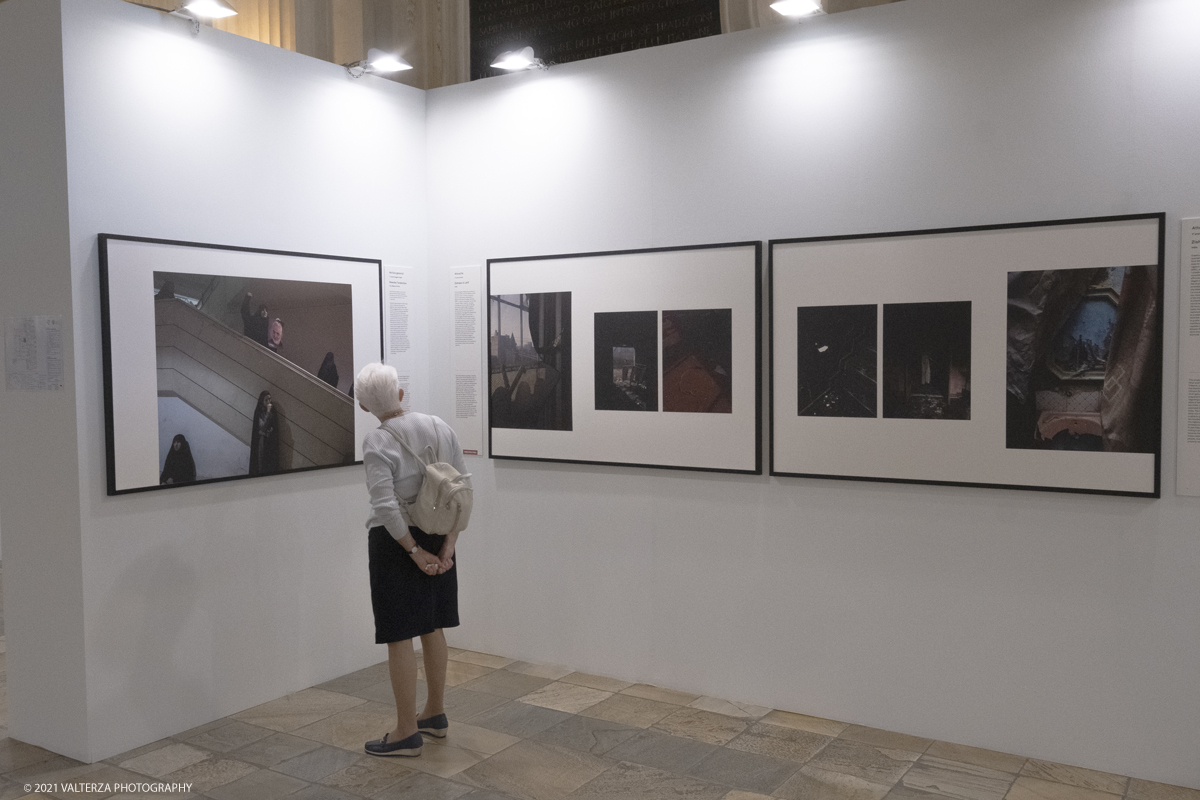 _DSF4690.jpg - 7/05/2021. Torino. Palazzo Madama ospita l'anteprima nazionale della mostra World Press Photo 2021. Nella foto  in visita alla mostra