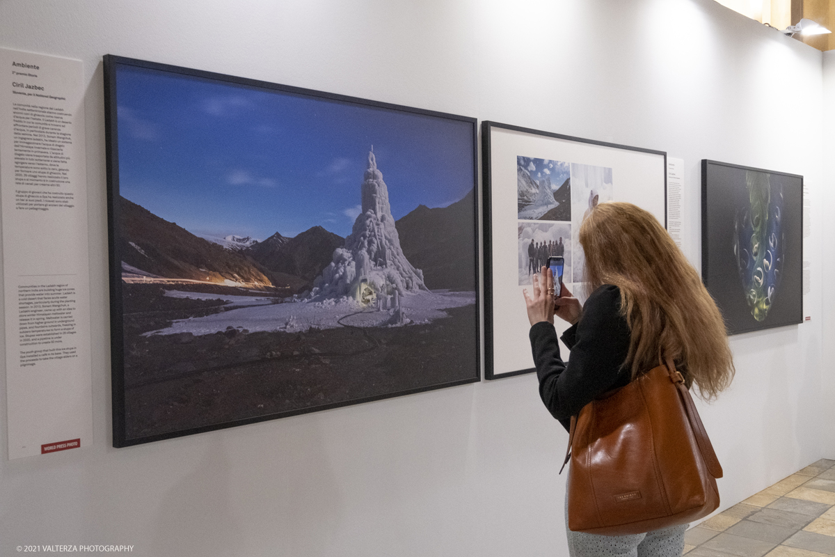 _DSF4890.jpg - 7/05/2021. Torino. Palazzo Madama ospita l'anteprima nazionale della mostra World Press Photo 2021. Nella foto  in visita alla mostra