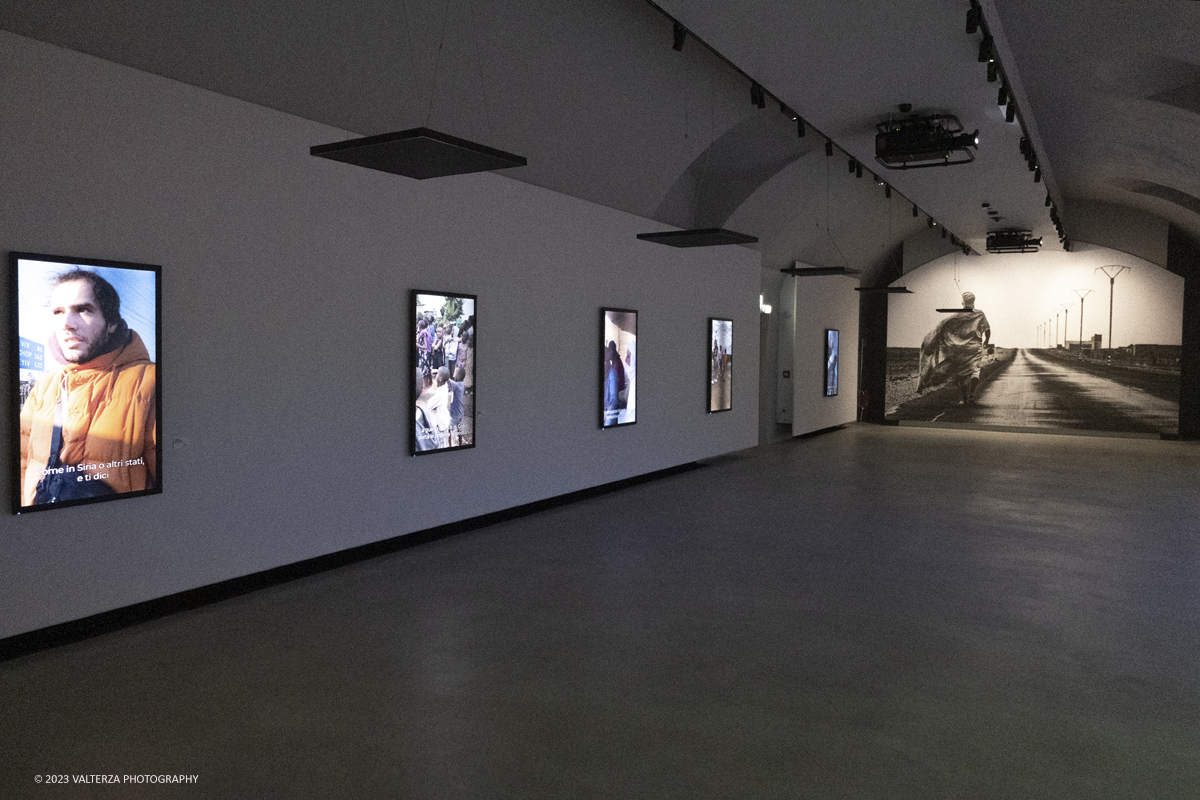 _DSF0679.jpg - 08/02/2923. Torino. Le Gallerie d'Italia aprono al pubblico dal 9 febbraio al 16 luglio 2023  DÃ©placÃ©Â·eÂ·s, la prima mostra personale in Italia di JR, artista francese famoso nel mondo per i suoi progetti che uniscono fotografia, arte pubblica e impegno sociale. Nella foto l'area iniziale di ingresso alla mostra con installazioni video