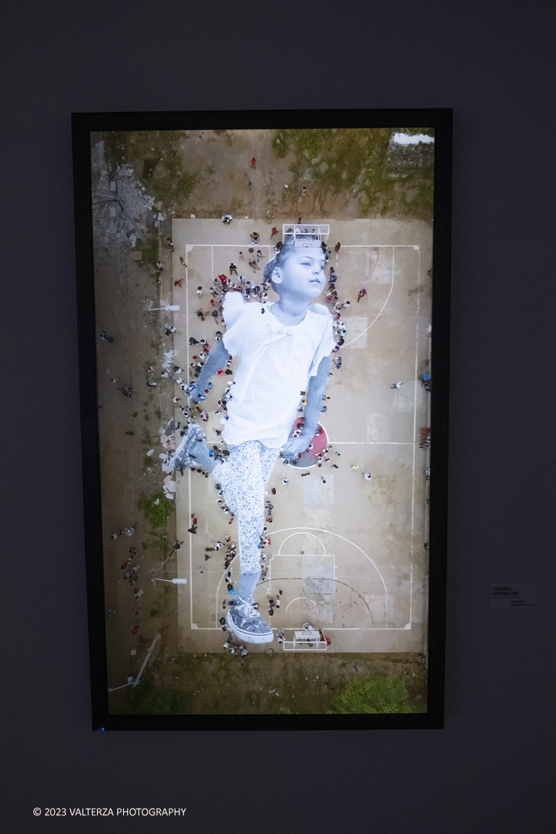 _DSF0688.jpg - 08/02/2923. Torino. Le Gallerie d'Italia aprono al pubblico dal 9 febbraio al 16 luglio 2023  DÃ©placÃ©Â·eÂ·s, la prima mostra personale in Italia di JR, artista francese famoso nel mondo per i suoi progetti che uniscono fotografia, arte pubblica e impegno sociale. Nella foto l'area iniziale di ingresso alla mostra con installazioni video