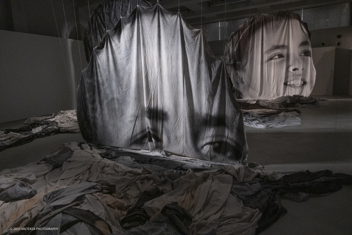 _DSF0723.jpg - 08/02/2923. Torino. Le Gallerie d'Italia aprono al pubblico dal 9 febbraio al 16 luglio 2023  DÃ©placÃ©Â·eÂ·s, la prima mostra personale in Italia di JR, artista francese famoso nel mondo per i suoi progetti che uniscono fotografia, arte pubblica e impegno sociale. Nella foto parte della installazione della mostra