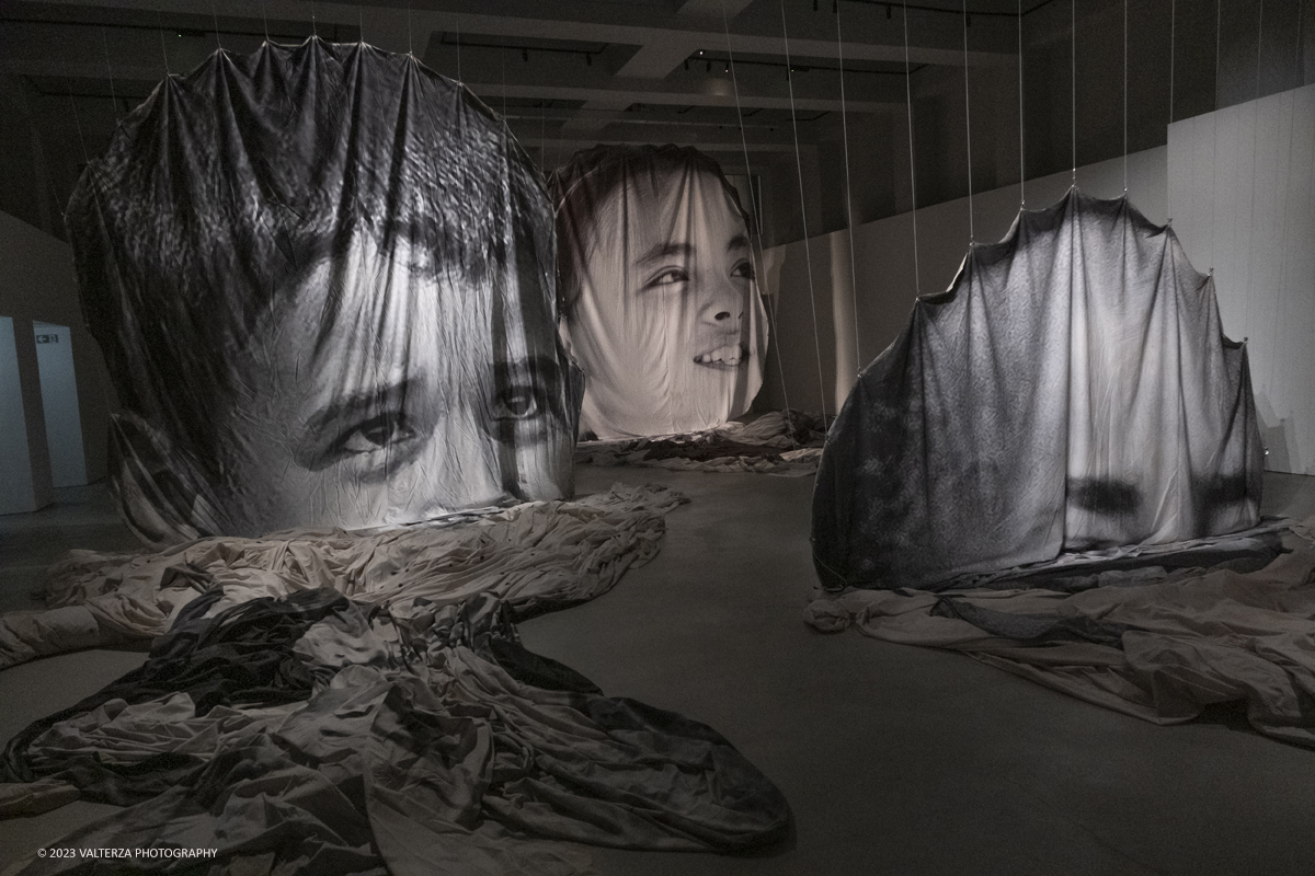 _DSF0730.jpg - 08/02/2923. Torino. Le Gallerie d'Italia aprono al pubblico dal 9 febbraio al 16 luglio 2023  DÃ©placÃ©Â·eÂ·s, la prima mostra personale in Italia di JR, artista francese famoso nel mondo per i suoi progetti che uniscono fotografia, arte pubblica e impegno sociale. Nella foto parte della installazione della mostra