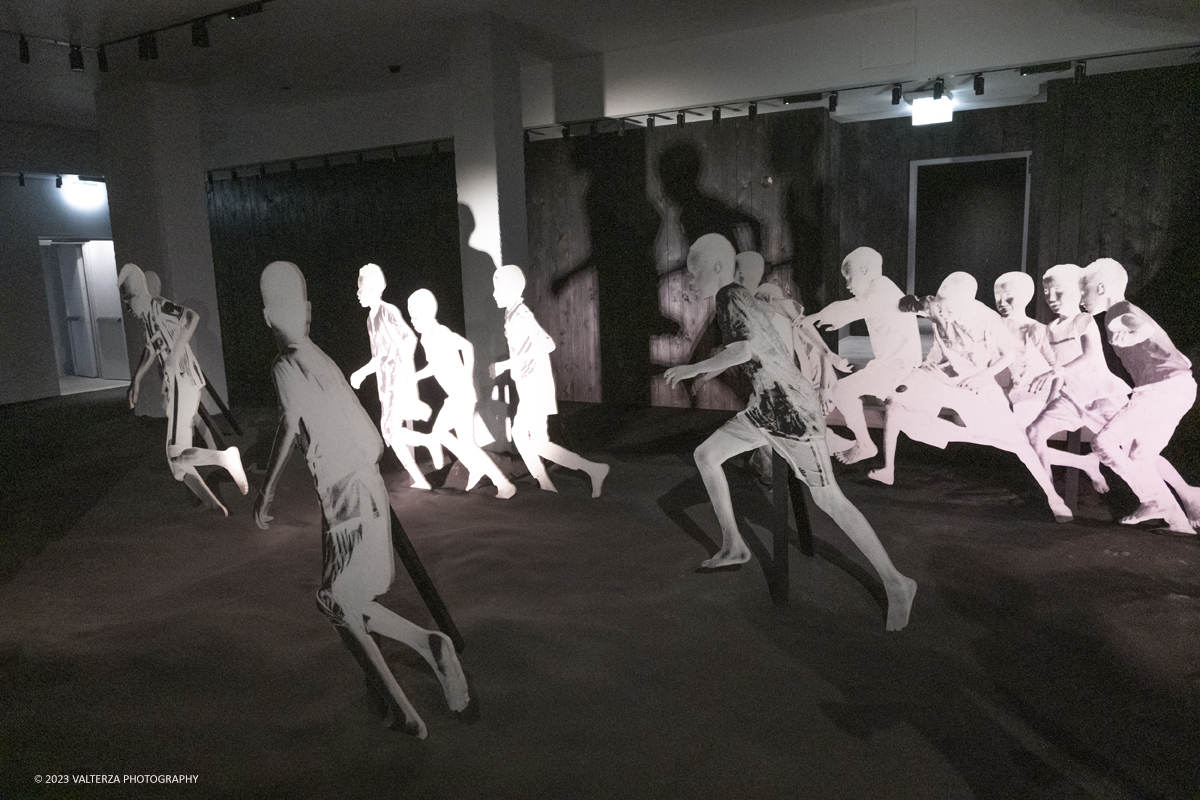 _DSF0741.jpg - 08/02/2923. Torino. Le Gallerie d'Italia aprono al pubblico dal 9 febbraio al 16 luglio 2023  DÃ©placÃ©Â·eÂ·s, la prima mostra personale in Italia di JR, artista francese famoso nel mondo per i suoi progetti che uniscono fotografia, arte pubblica e impegno sociale. Nella foto parte della installazione della mostra